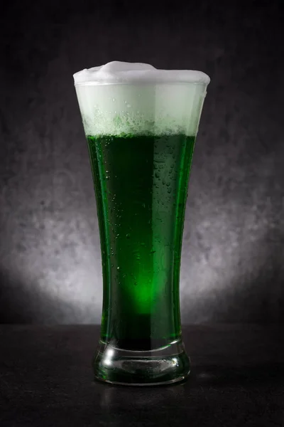 Tradycyjne Patrick Day Zielone Piwo Czarnym Tle — Zdjęcie stockowe