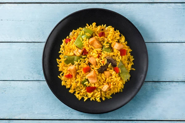 Gebratener Reis Mit Huhn Und Gemüse Auf Schwarzem Teller Auf — Stockfoto