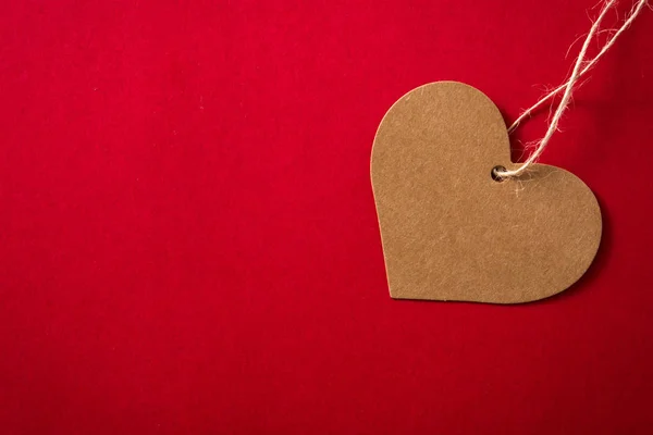 Kırmızı Arka Planda Kahverengi Kalp Şeklinde Etiket Üst Görünüm Boşluğu — Stok fotoğraf