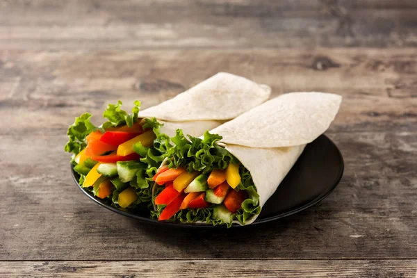 Tortilla Légumes Enveloppe Sur Une Table Bois — Photo