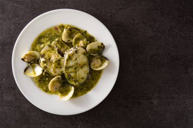 Yeşil soslu balık ve istiridye.