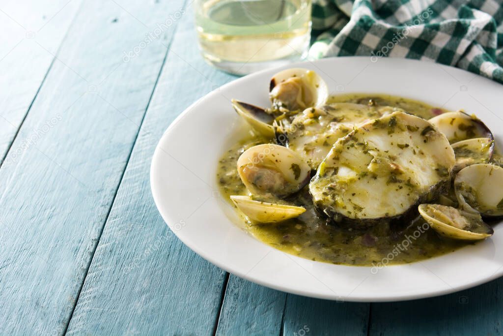 Hake fish and clams with green sauce 