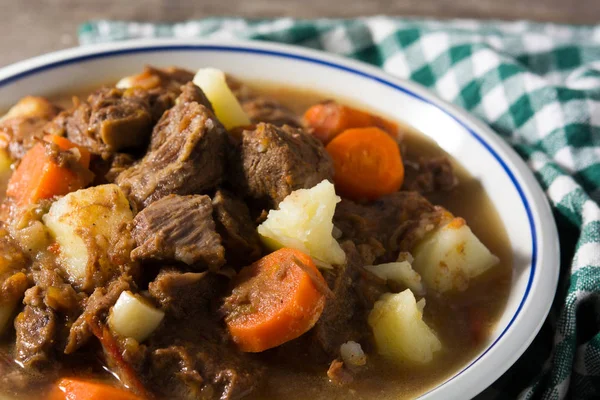 Irish beef stew with carrots and potatoes — Stock Photo, Image