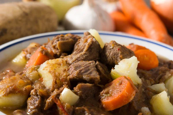 Irish beef stew with carrots and potatoes — Stock Photo, Image