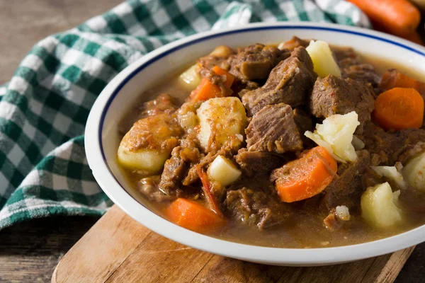 Ierse runderstoofpot met wortelen en aardappelen — Stockfoto