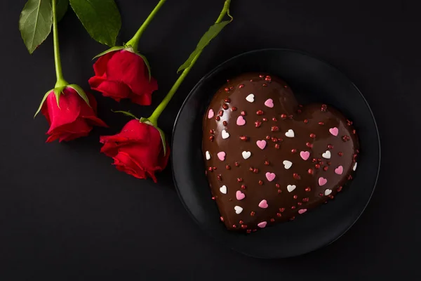 Heart shaped cake and red rose for Valentine's Day or mother's d — Stock Photo, Image