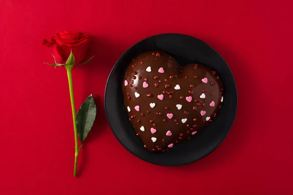 Heart shaped cake and red rose for Valentine's Day or mother's d — Stock Photo, Image