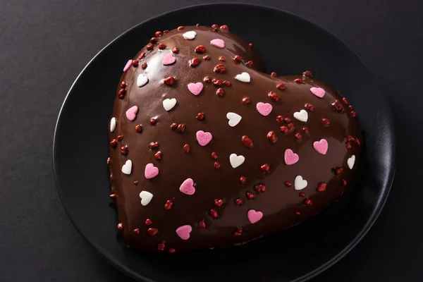 Heart shaped cake and red rose for Valentine's Day or mother's d — Stock Photo, Image