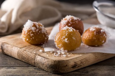 Kutsal hafta için karnaval böreği veya bunuelos de viento