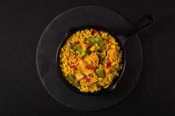 Arroz frito com frango e legumes na frigideira — Fotografia de Stock