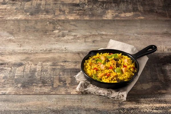 Fried rice with chicken and vegetables on frying iron pan — Stock Photo, Image