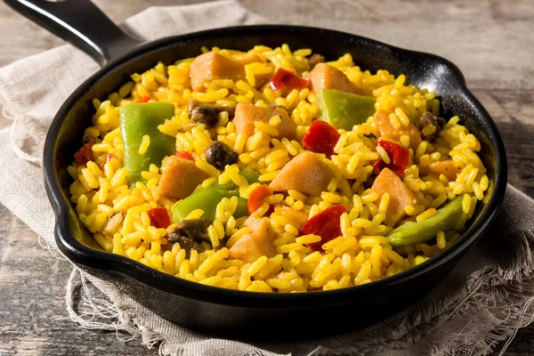 Arroz frito con pollo y verduras en sartén de hierro — Foto de Stock