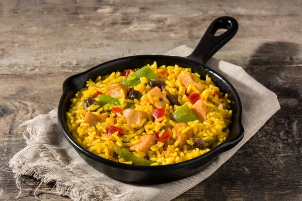 Fried rice with chicken and vegetables on frying iron pan — Stock Photo, Image