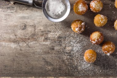 Tahta masadaki kutsal hafta için karnaval böreği ya da Bunuelos de Viento. Üst görünüm kopyalama alanı