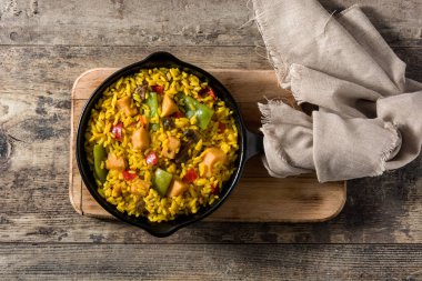 Kutsal hafta için ahşap masada karnaval böreği veya bunuelos de viento.