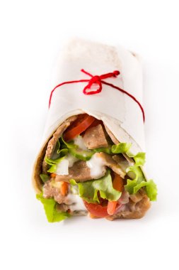 Beyaz arkaplanda ayrıştırılmış kebap ya da shawarma sandviçi