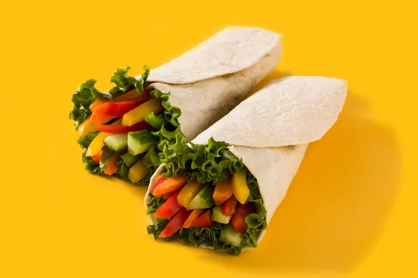 Gemüse Tortilla Packungen Auf Gelbem Hintergrund — Stockfoto