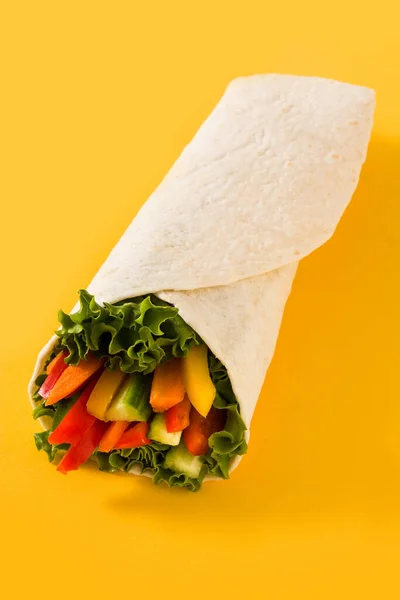 Vegetabiliska Tortilla Wraps Gul Bakgrund — Stockfoto