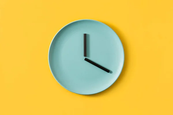 Reloj Con Plato Pajitas Sobre Fondo Amarillo — Foto de Stock