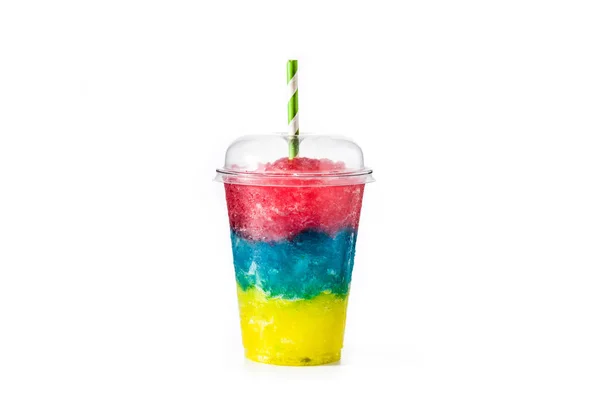 Beyaz arka planda izole edilmiş plastik bardakta saman ile renkli buzlu içecek