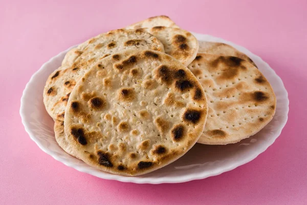 Matzá Hecha Mano Para Pascua Judía Sobre Fondo Rosa — Foto de Stock