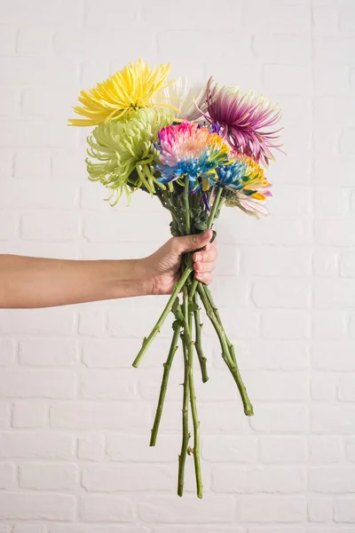 女性の手に花のカラフルな花束 — ストック写真