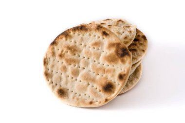 Yahudi Hamursuz Bayramı için beyaz arka planda izole edilmiş el yapımı matza.