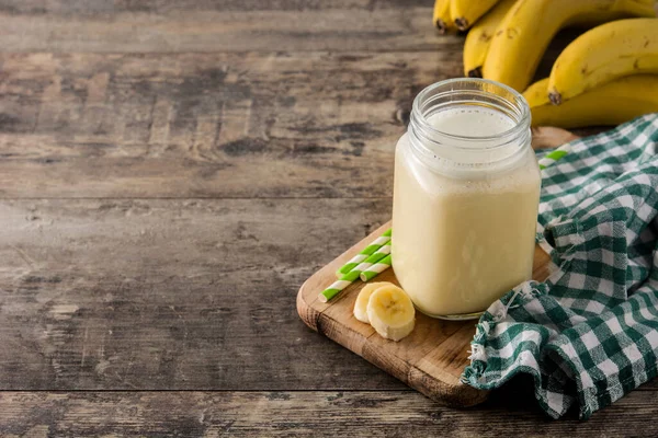 Bananen Smoothie Glas Auf Holztisch Kopierraum — Stockfoto