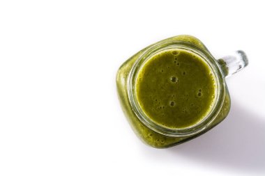 Beyaz zemin üzerinde ıspanak, nane, kivi, zencefil ve yeşil izole edilmiş sağlıklı yeşil smoothie. Üst görünüm kopyalama alanı