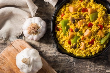 Kızarmış pirinç, tavuklu ve sebzeli kızarmış demir tavada. Üst görünüm