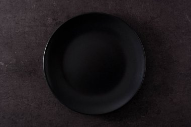 Üst arkaplan görünümünde siyah tabak boş