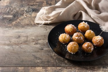 Tahta masadaki kutsal hafta için karnaval böreği ya da Bunuelos de Viento. Boşluğu kopyala
