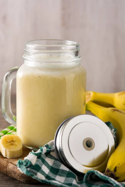 Bananen Smoothie Glas Auf Holztisch — Stockfoto