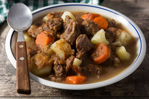 Irländsk Köttgryta Med Morötter Och Potatis Träbordet — Stockfoto