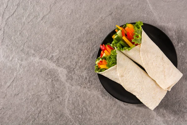 Tortilla Vegetal Envuelve Sobre Fondo Piedra Gris Vista Superior Espacio —  Fotos de Stock