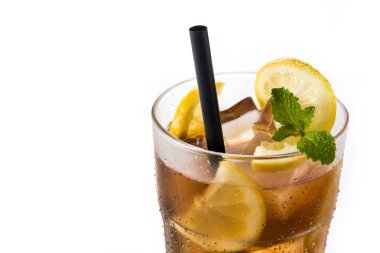Beyaz arka planda izole kristal bardakta buzlu çay içeceği