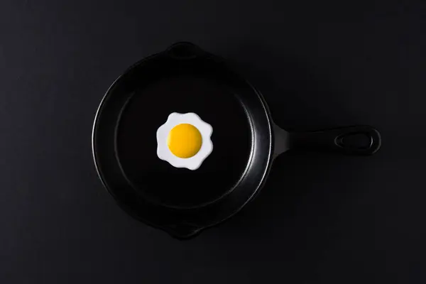 铁锅上的最低限度煎蛋和黑色背景视图 — 图库照片