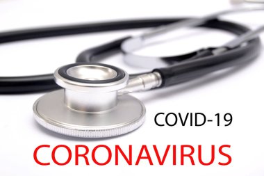 Coronavirus ve Covid-19 kelimeleriyle steteskop.