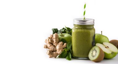 Beyaz arka planda izole edilmiş kavanozdaki sağlıklı yeşil smoothie. Panorama görünümü. Boşluğu kopyala