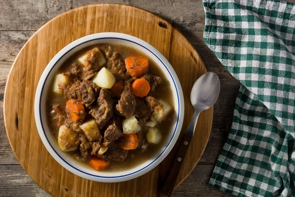 Irländsk Köttgryta Med Morötter Och Potatis Träbord Ovanifrån Kopiera Utrymme — Stockfoto