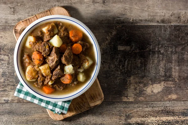 Estofado Carne Irlandesa Con Zanahorias Papas Sobre Mesa Madera Vista —  Fotos de Stock