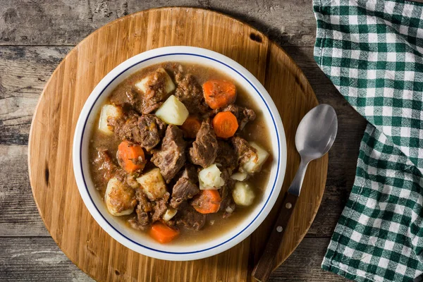Irish Beef Stew Carrots Potatoes Wooden Table Top View — Stock Photo, Image