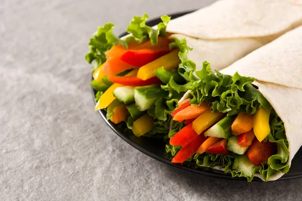 Gemüse Tortilla Wraps Auf Grauem Stein Hintergrund — Stockfoto