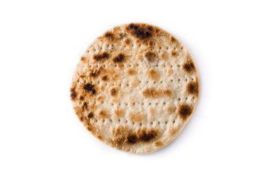 Yahudi Hamursuz Bayramı için beyaz arka planda izole edilmiş el yapımı matza. Üst görünüm