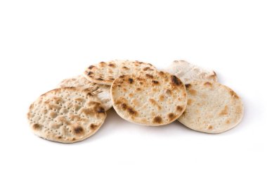 Yahudi Hamursuz Bayramı için beyaz arka planda izole edilmiş el yapımı matza.