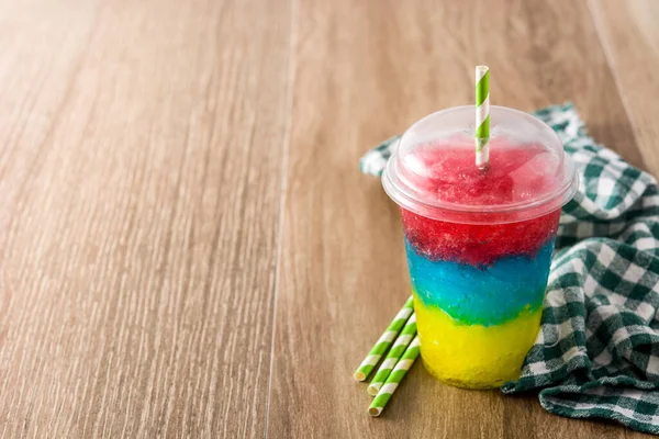 Slushie Coloré Différentes Saveurs Avec Paille Dans Une Tasse Plastique — Photo