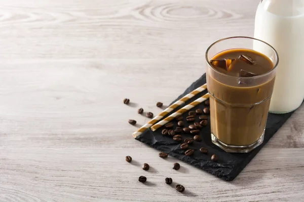 Kopi Dingin Atau Latte Caffe Dalam Gelas Tinggi Meja Kayu — Stok Foto