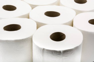 Tuvalet kağıdı beyaz arkaplanda yuvarlanır