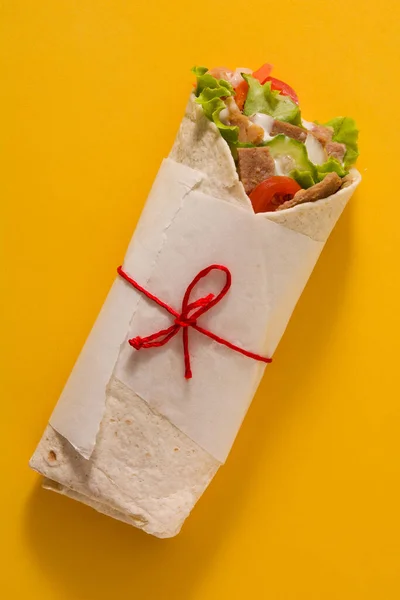 Sarı Arka Planda Izole Edilmiş Kebap Shawarma Sandviçi Üst Görünüm — Stok fotoğraf