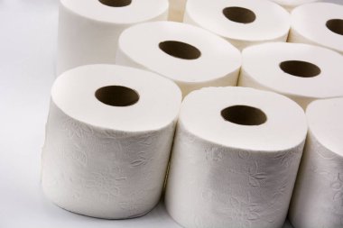 beyaz zemin üzerinde izole tuvalet kağıdı ruloları